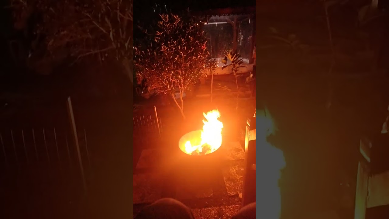 Hati-hati ya gaes ya ada api unggun besar banget nih
