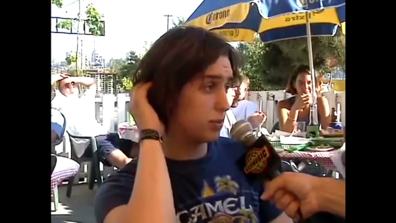 julian casablancas rascándose los piojos❤ + nick valensi