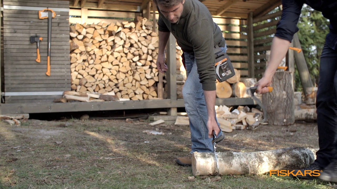 How to use the log hooks and tongs together
