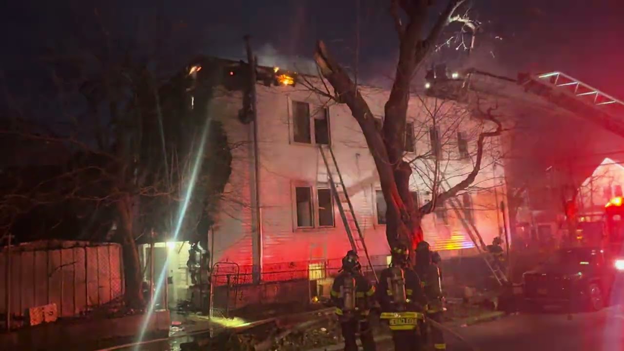 EARLY ARRIVAL FDNY Queens 3rd Alarm Box 7715 Fire in a Attached Private Dwelling and Cockloft Flames