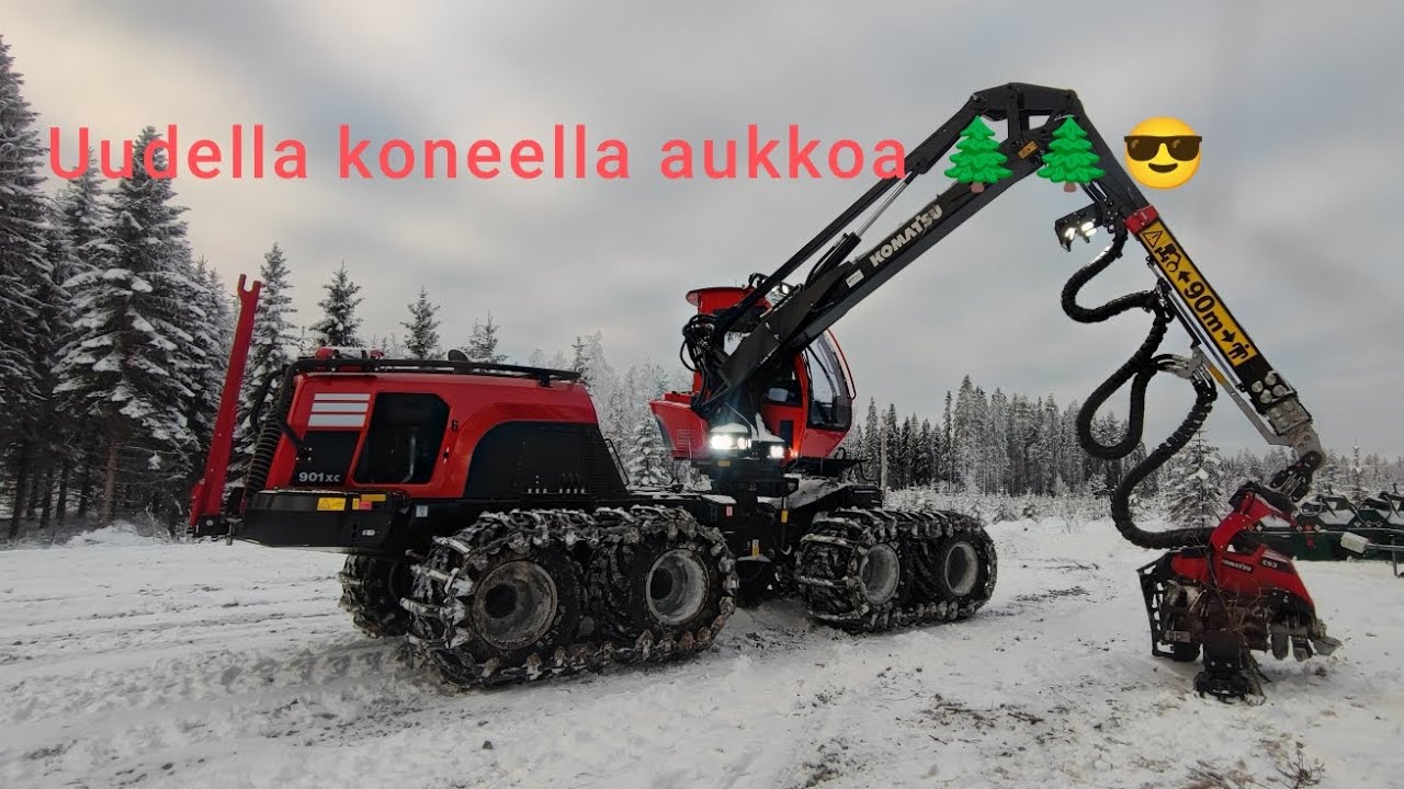 Puidaan uudella komatsu 901 xc:llä aukkoa ja turistaan koneesta hieman. 