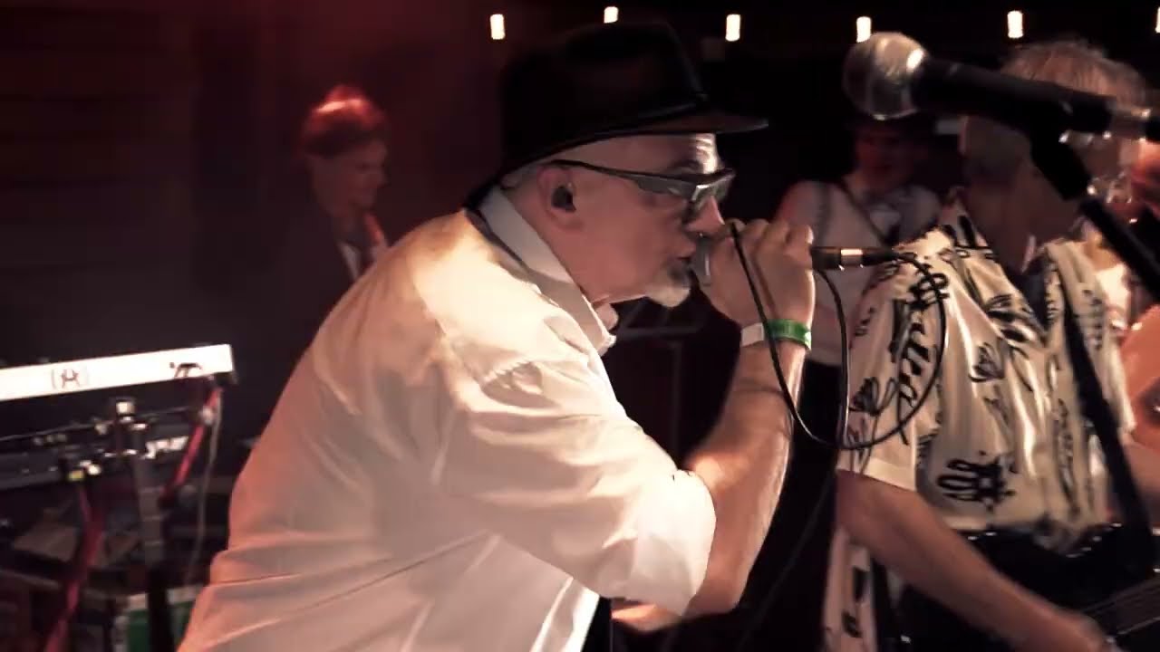 LB27 // Menek&uuml;l&eacute;s (Official Live Video)