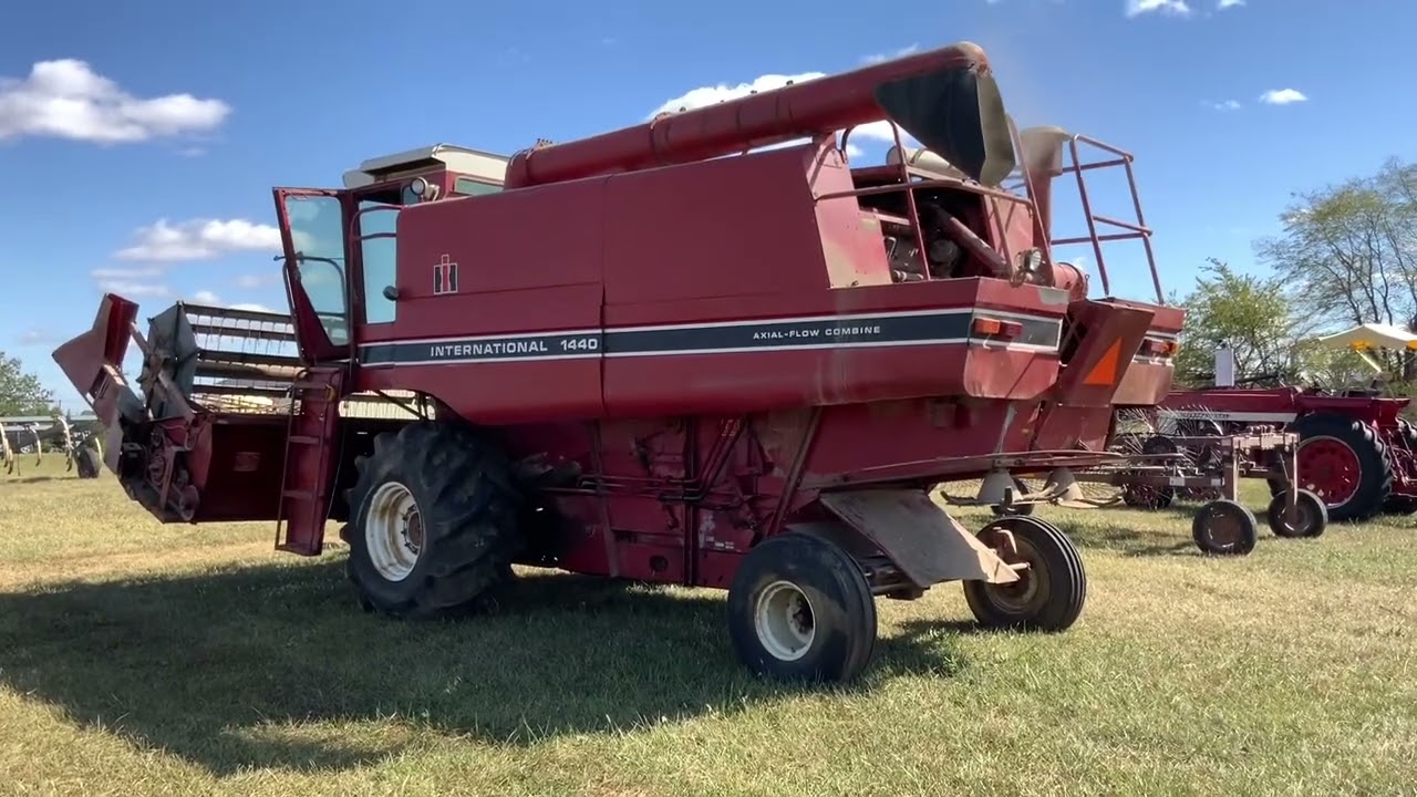 IH 1440 Combine