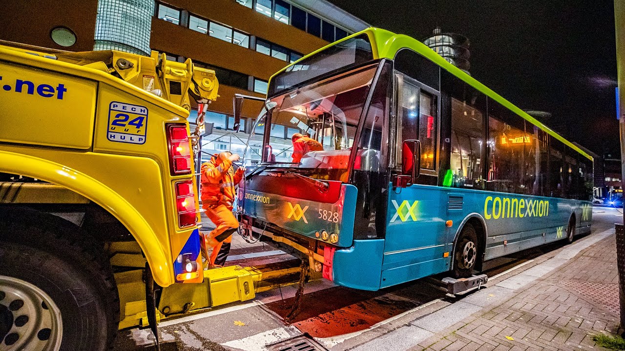 BERGING : Connexxion bus met pech afslepen station Hilversum 🚍 (VDL BERKHOF)