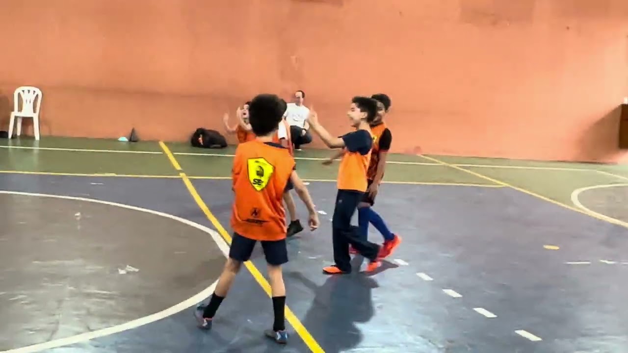 Jogo de futebol de criança ⚽️🇧🇷escolinha e jogo completo😎⚽️ #futsal #futbol futebol