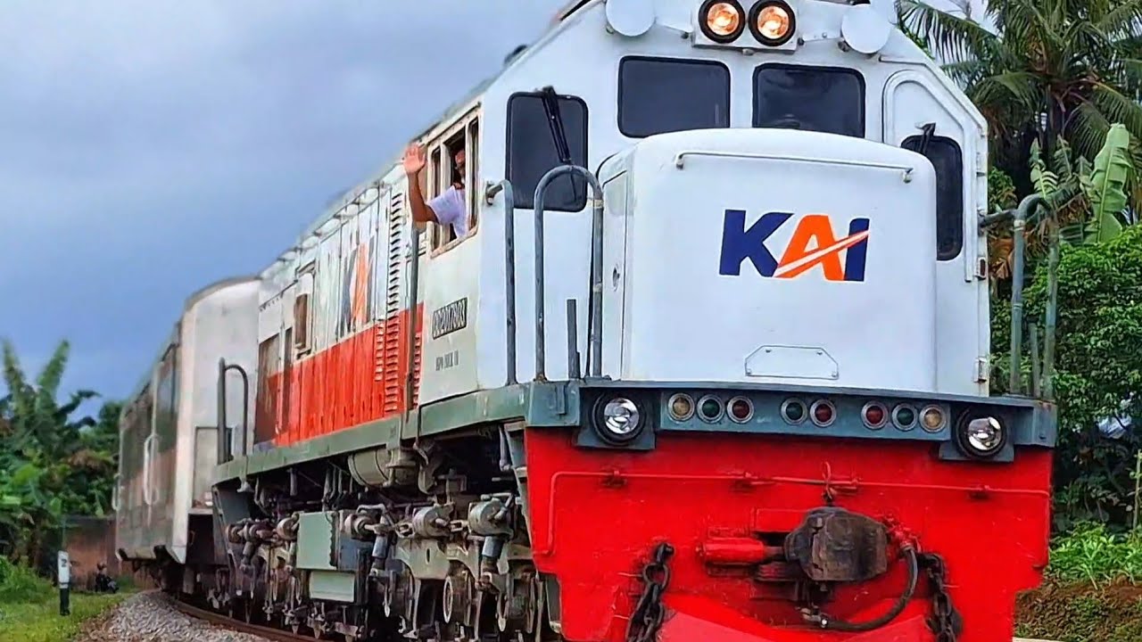 KERETA API PANJANG‼️ HUNTING 30 KERETA API NGEBUT DI PERLINTASAN MENIKUNG