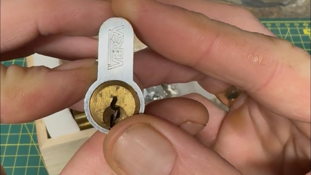 (1346) “Mr Grumpy” by J.Pete Challenge Lock Pick & Gut