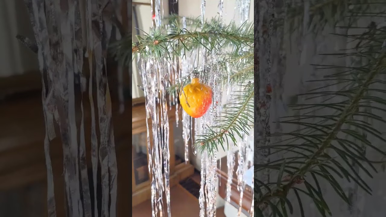 This year I used vintage LEAD tinsel! #vintagechristmas #christmastree