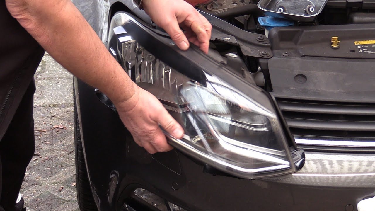 VW Polo Leuchtmittel Abblendlicht wechseln.  Schritt f&uuml;r Schritt