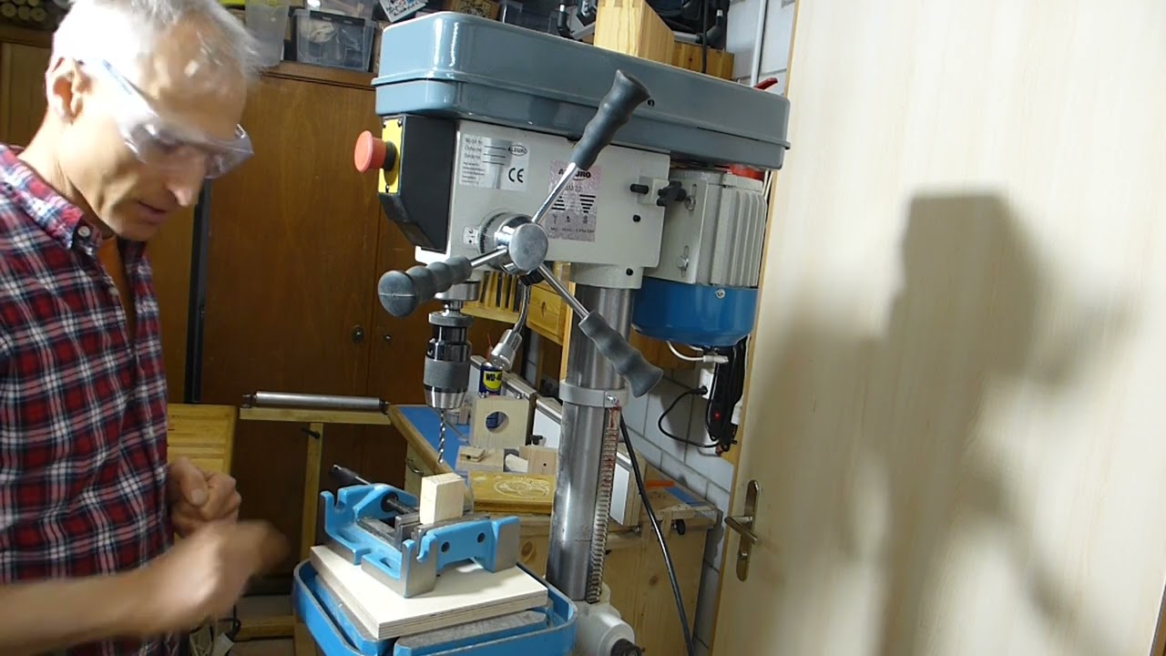 Arbeiten mit der Tischbohrmaschine
