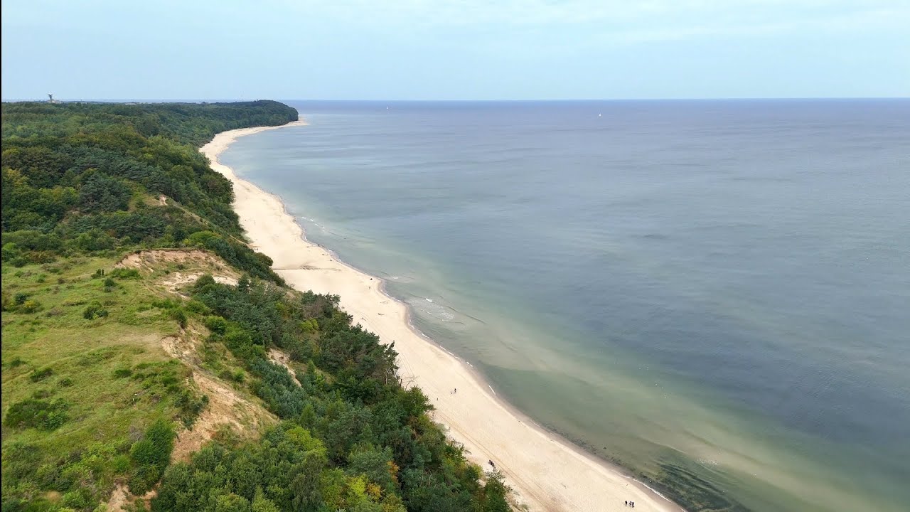 Bałtyk z drona. Linia brzegowa Władysławowo, Chłapowo, Rozewie, Jastrzębia Góra.  (4k UHD)