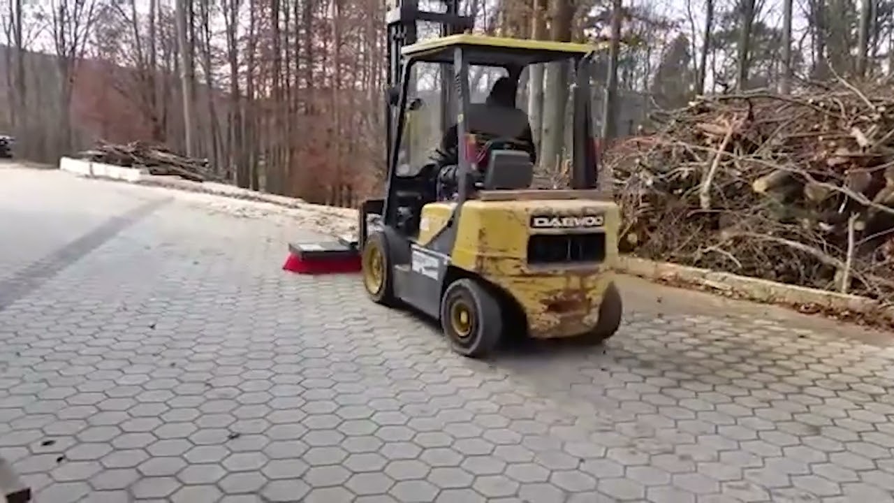 Mit dem CLEANsweep V-Concept® Kehrbesen in der Recyclingbranche!