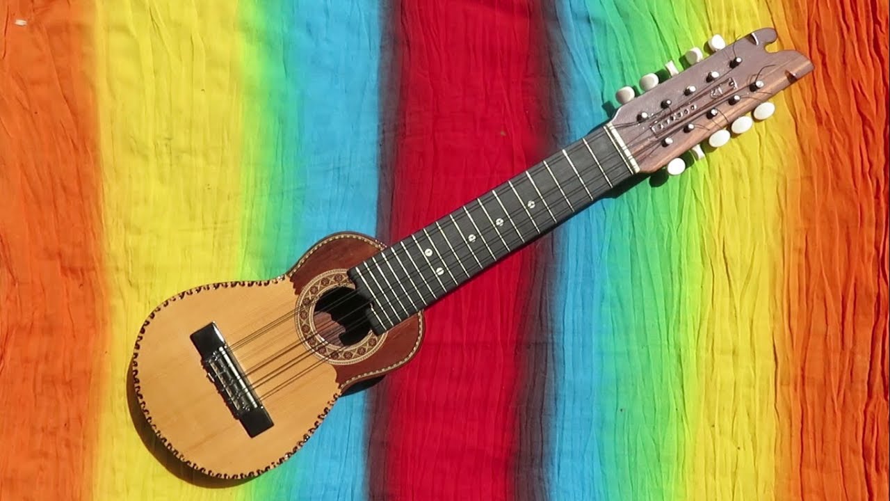 Probando un charango de Otavalo