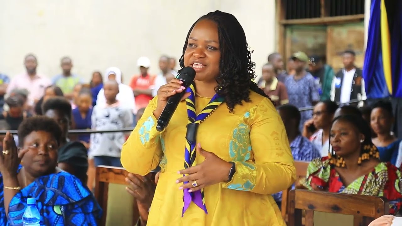 MAHUNDI AWAPA TABASAMU WANAFUNZI SEKONDARI YA WASICHANA KAYUKI RUNGWE AGAWA TAULO ZA KIKE SHULE NZIM