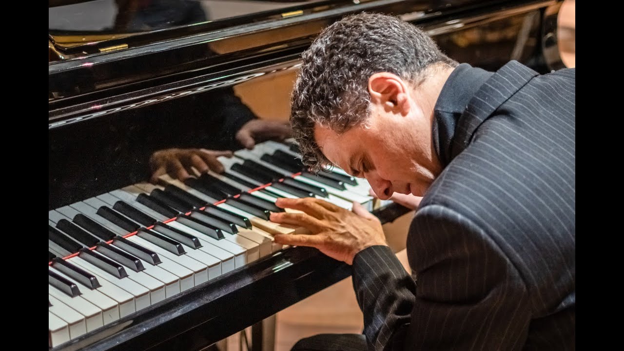 W. A. Mozart - Piano Sonata KV 330 (I) - Roberto Russo, piano