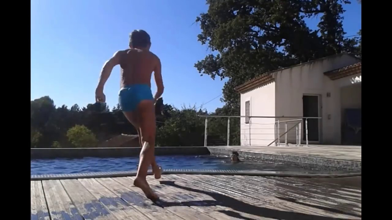 Saut en Longueur Dans la Piscine !
