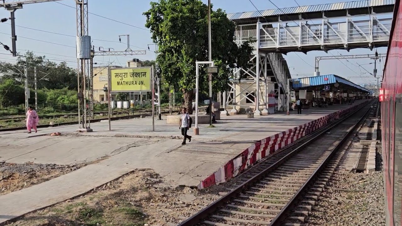 SMVD Katra Kanyakumari Himsagar Express departing Mathura after Unscheduled halt !!