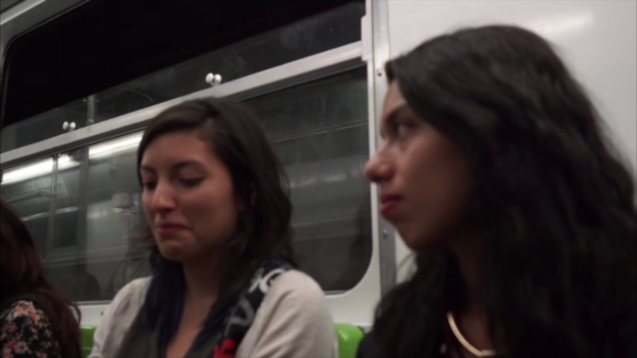 La mujer sonriente del metro