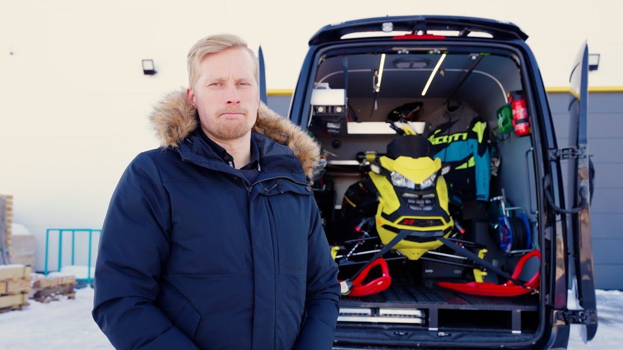 Asiakas esittelee retkeilyauton //  MB Sprinter 4x4 retkeilyauto // @Suomen Hyötyajoneuvokeskus
