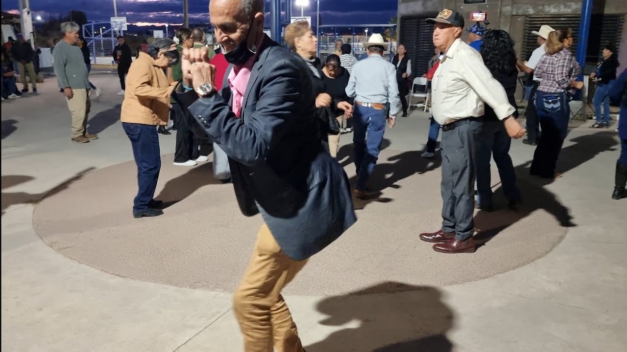 Estoy en la ruina  pero aun así seguimos llevandoles  bailes felices