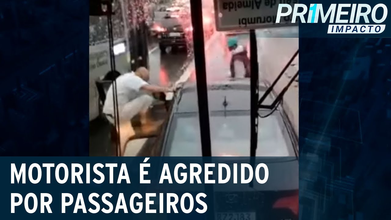 Motorista de veículo é agredido por passageiros de ônibus em SP | Primeiro Impacto (09/01/23)
