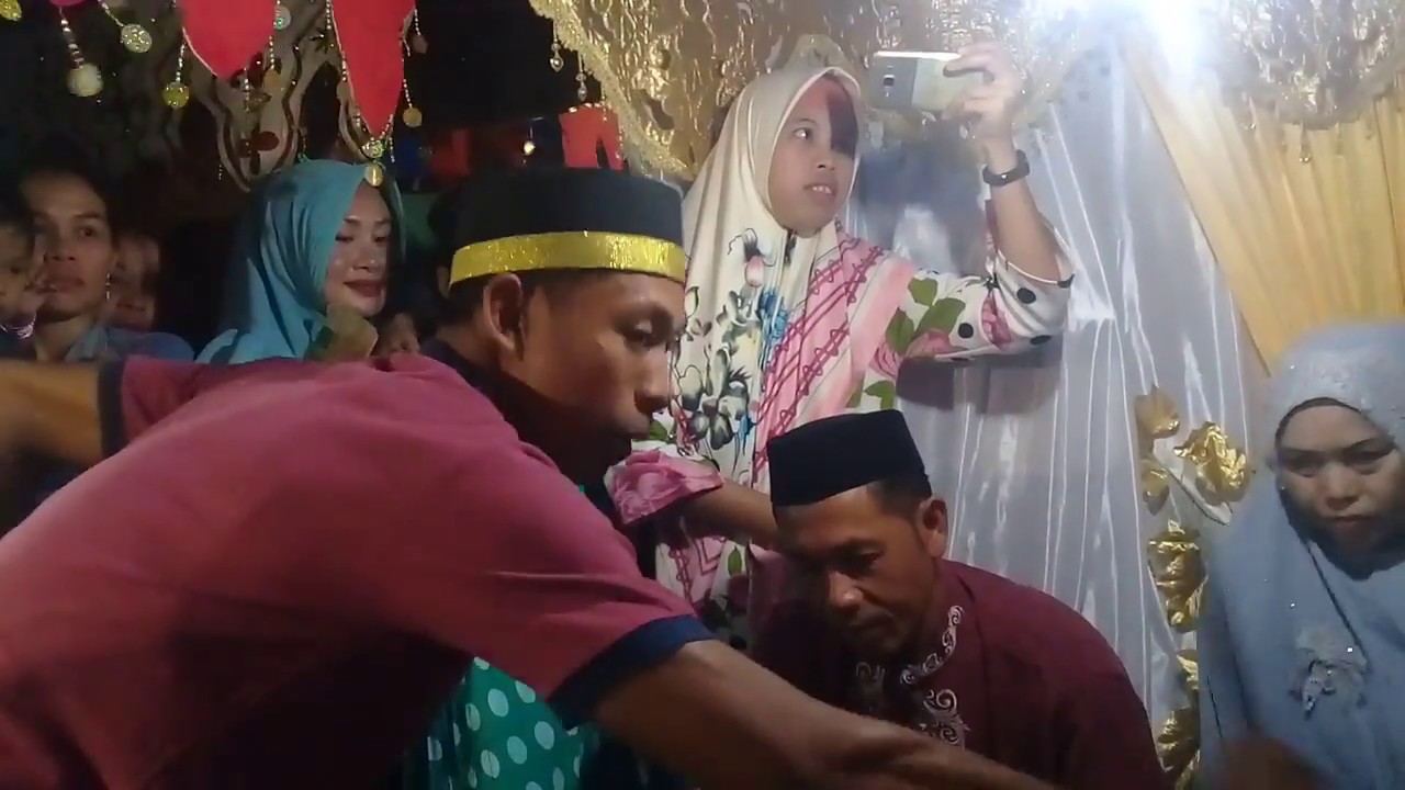 ARUH DI ACARA MAPPACCIN RINA DIMAROS