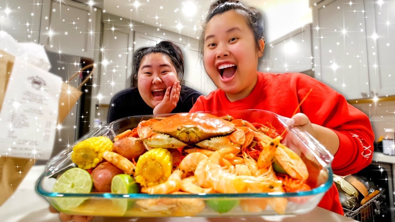 GIANT SHRIMP + DUNGENESS CRAB + CRAWFISH SEAFOOD BOIL MUKBANG 먹방 EATING SHOW + DRUNK STORY TIME LOL!