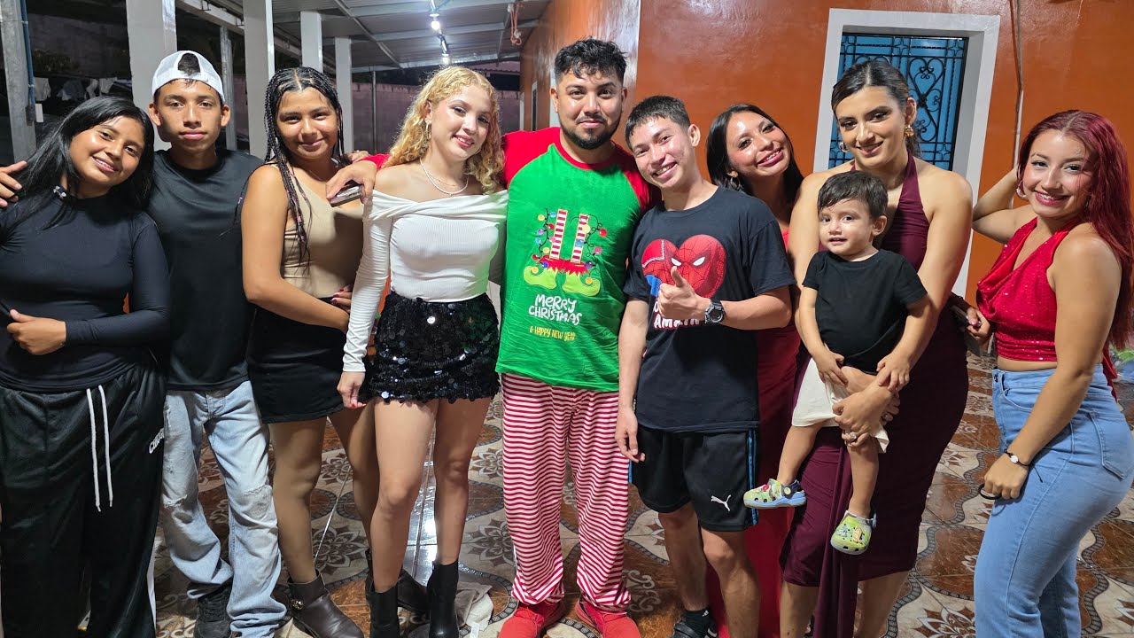 Cena Navideña Y Rebentando cuetes y bailes Con Nano Nano