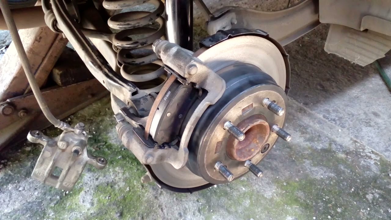 Golpeteo al meter el pedal de frenos despues de cambiar pastillas o balatas