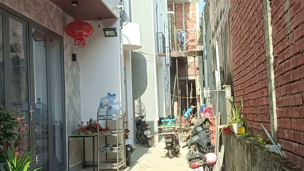nhà 1 trệt 1 lầu hẻm 52 đường Hùng Vương ngay đèn xanh đèn đỏ chạy vô gần vòng xoay
