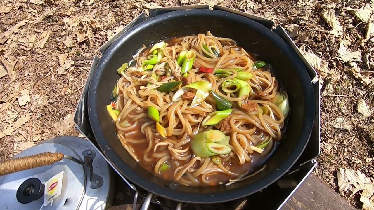 A Walk In The Woods : Trangia Stove & Excalibur Flypan, fried noodles