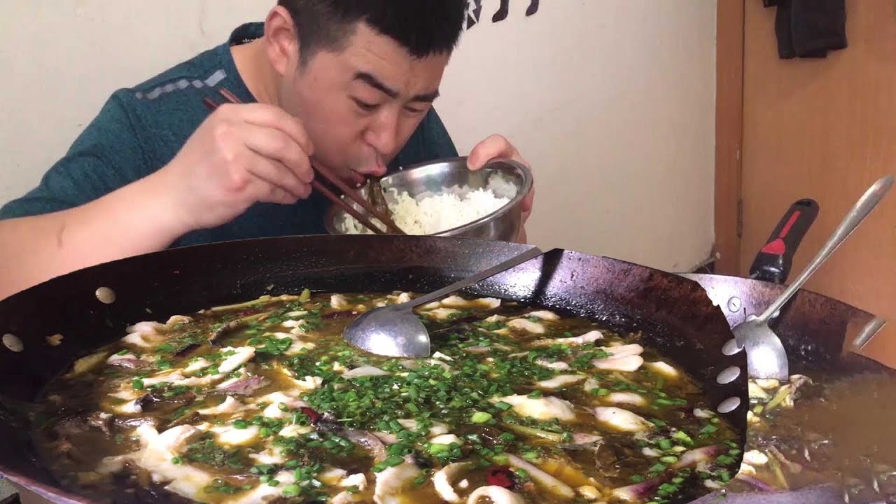 【超小厨】天太热，做个两斤的“酸菜鱼”，开开胃，夫妻两人猛吃米饭，太爽了