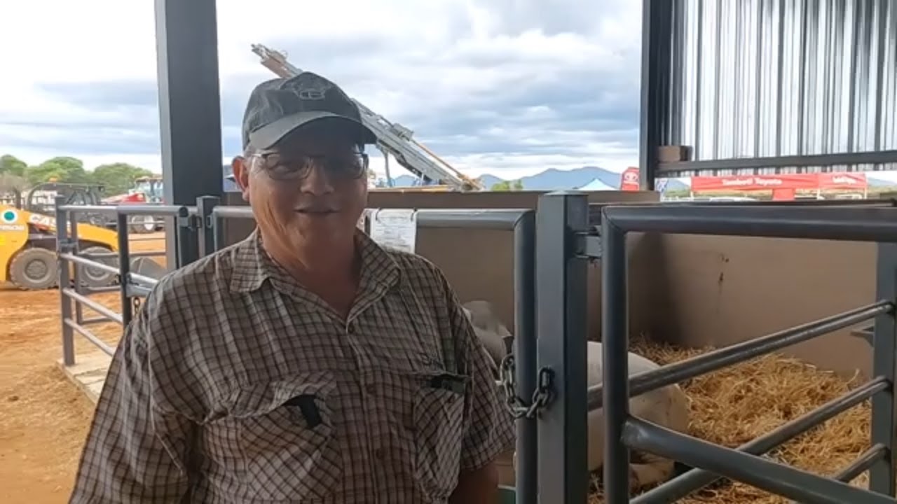 Sietze, rasdirekteur van die Brahman SA genootskap, by Louma Boerdery se Nedibest Brahman Veiling