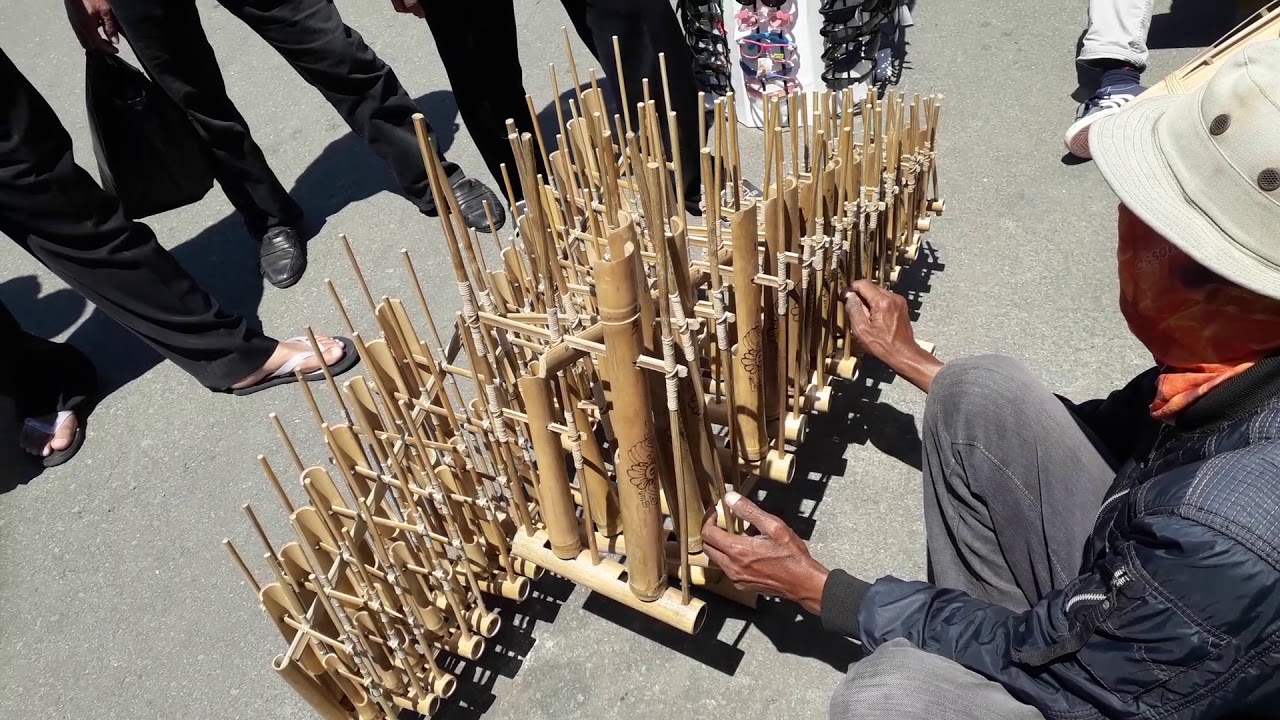 Pengunjung melongo Melihat Cara Main Si Tukang Angklung Jalanan