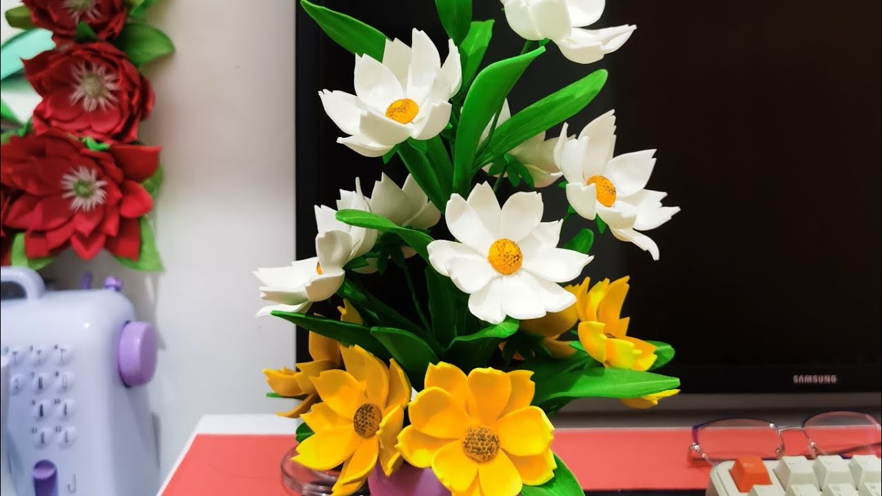 Como fazer um lindo arranjo em Eva utilizando o fundo da garrafa Pet como frisador