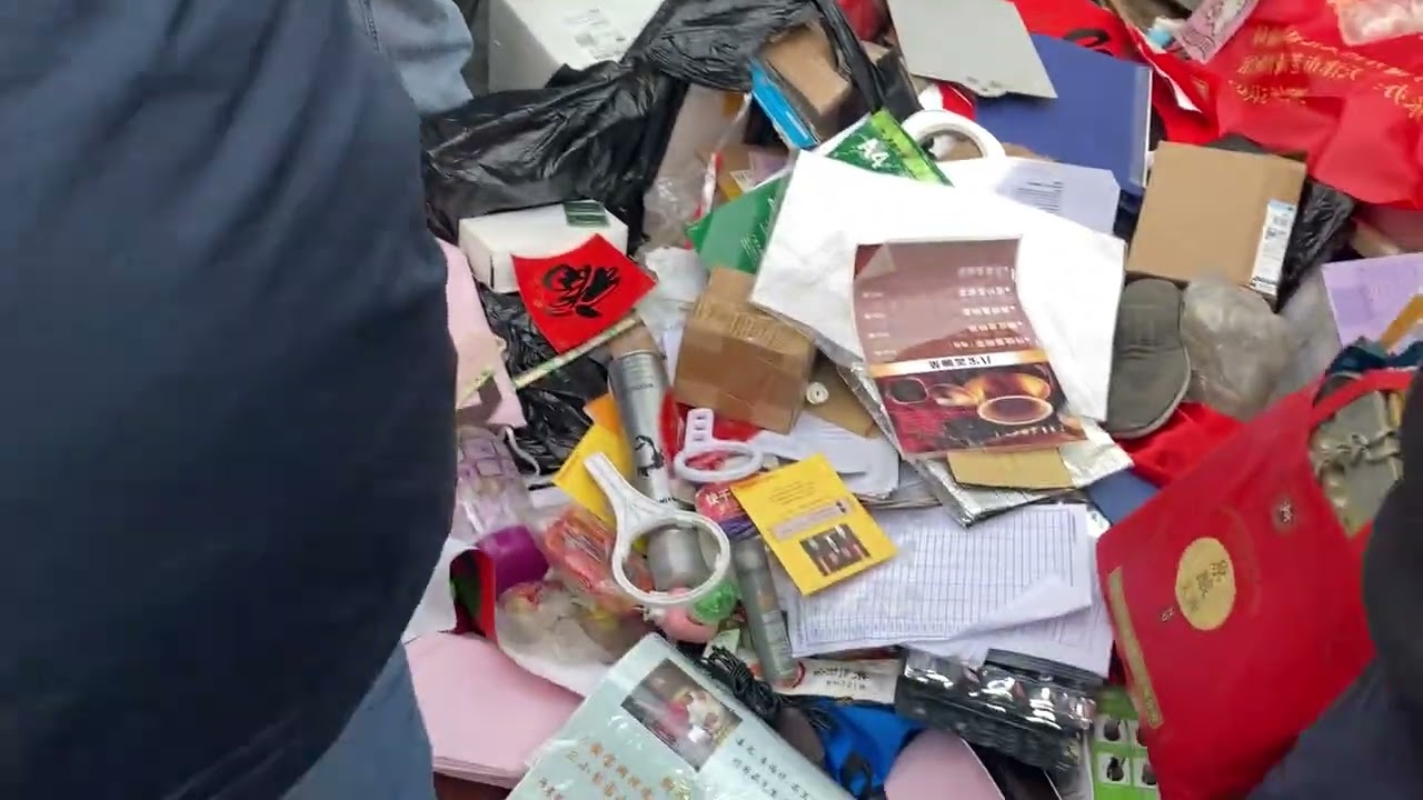 平时看到个人卖的旧物产品的进货渠道遍布大街小巷 这个视频没有任何歧视，满足一些网友的好奇心想知道他们货从哪里来的？只是一个真实记录视频， 无任何歧视放大……