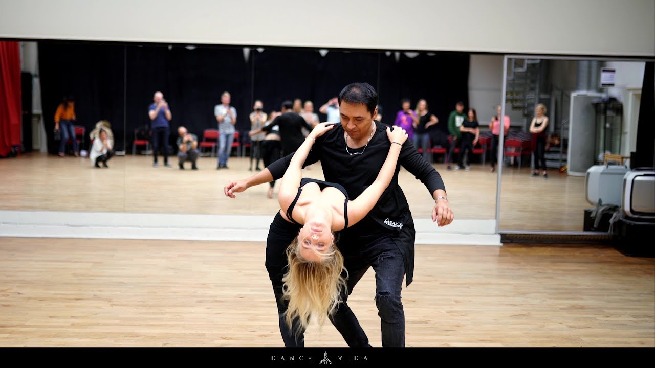 No hands, Bachata sensual Fabian and Livia by Dance Vida (New technique)
