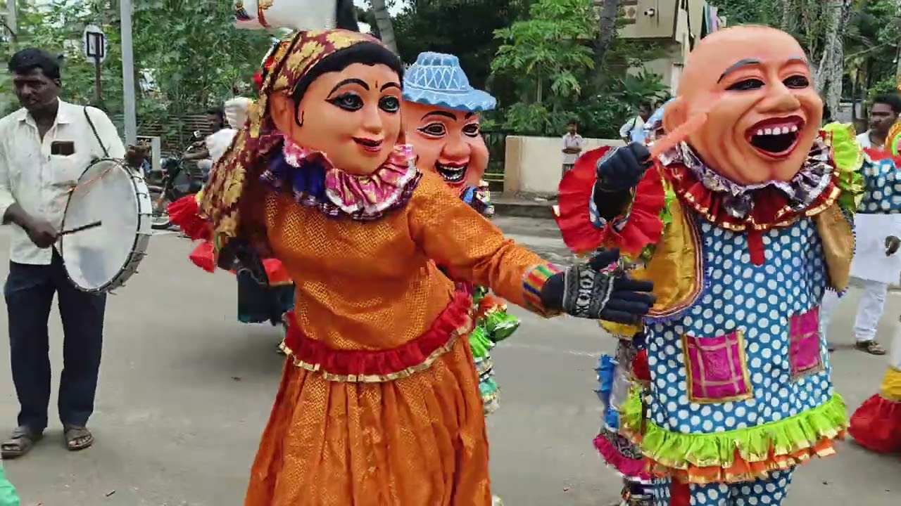 ಶ್ರೀ ನೂಲಿ ಚಂದಯ್ಯ ಗೊಂಬೆ ಕುಣಿತ ಮಮದಾಪೂರ ಸಂಪರ್ಕಿಸಿ 9019848144 ...8867024401... ಜಿ/ವಿಜಯಪುರ. ತಾ /ಬಬಲೇಶ್ವರ್