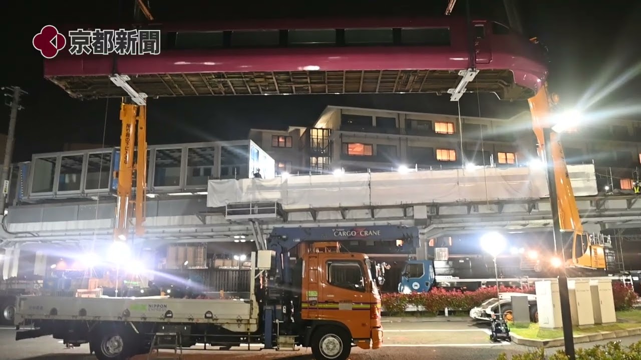 京都市下京区の駅でサンダーバードが空を「飛ぶ」（2025年4月28日）