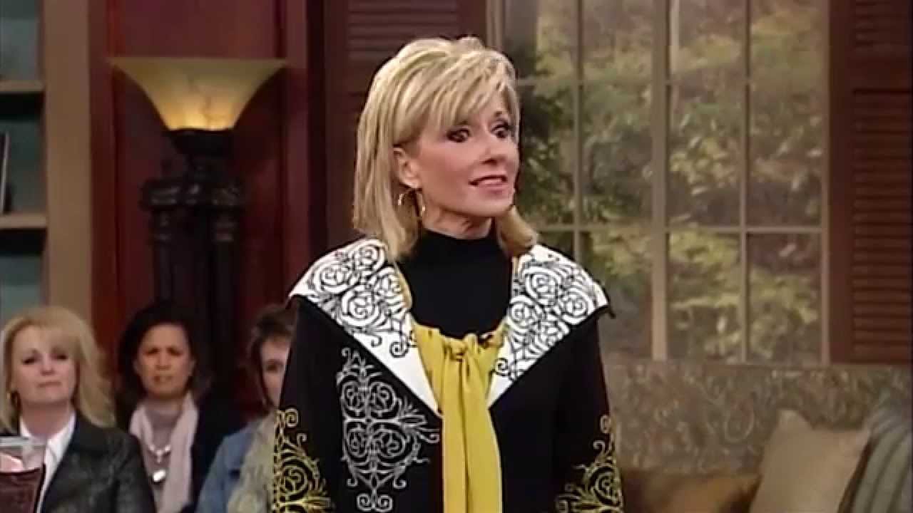 Beth Moore: Kari Jobe's Greek solo (James Robison / LIFE Today)