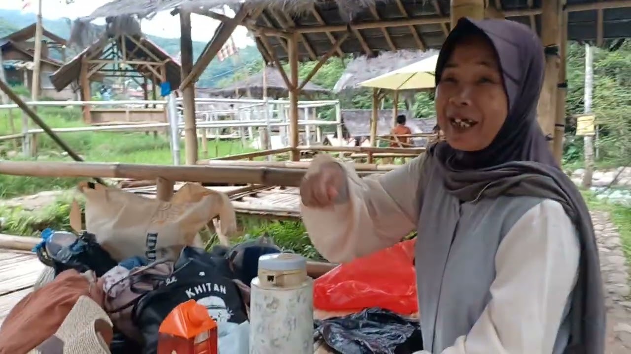 Bermain di saung Sungai Cihonje Sumedang 