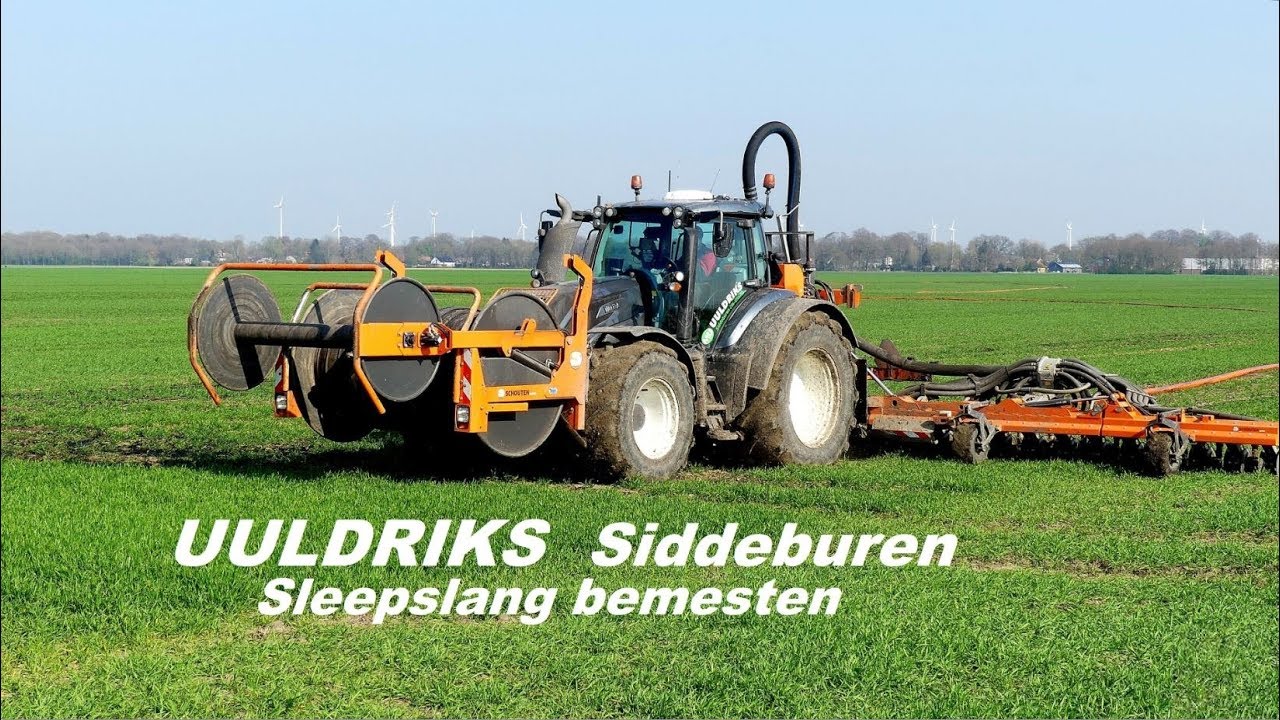 Tarwe bemesten met Valtra en Schouten spider. M. Uuldriks Siddeburen.