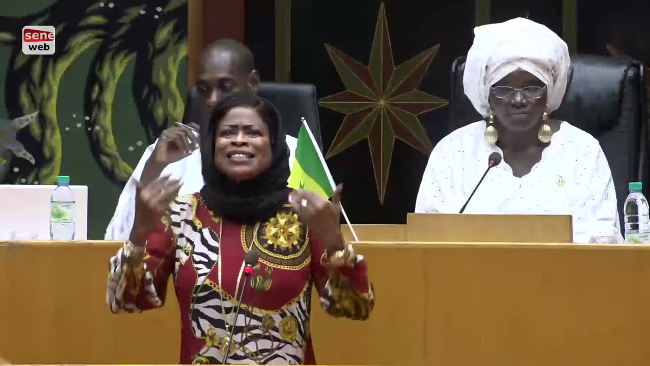 Coura Macky étale ses talents de danseuse en pleine stabilité à l'Assemblée nationale