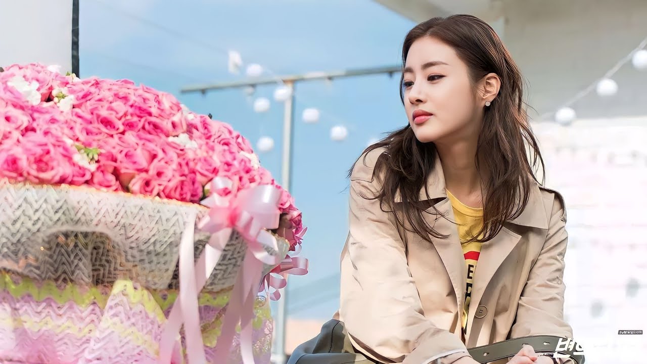 Девушка стоит ста мужчин. Избалованный богатый юноша живёт с ней и любит её, как и его друг. Она ...