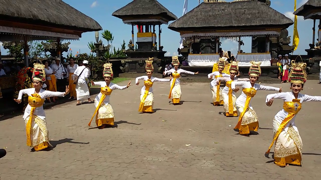 Tari Rejang Dewa di Pura Besakih