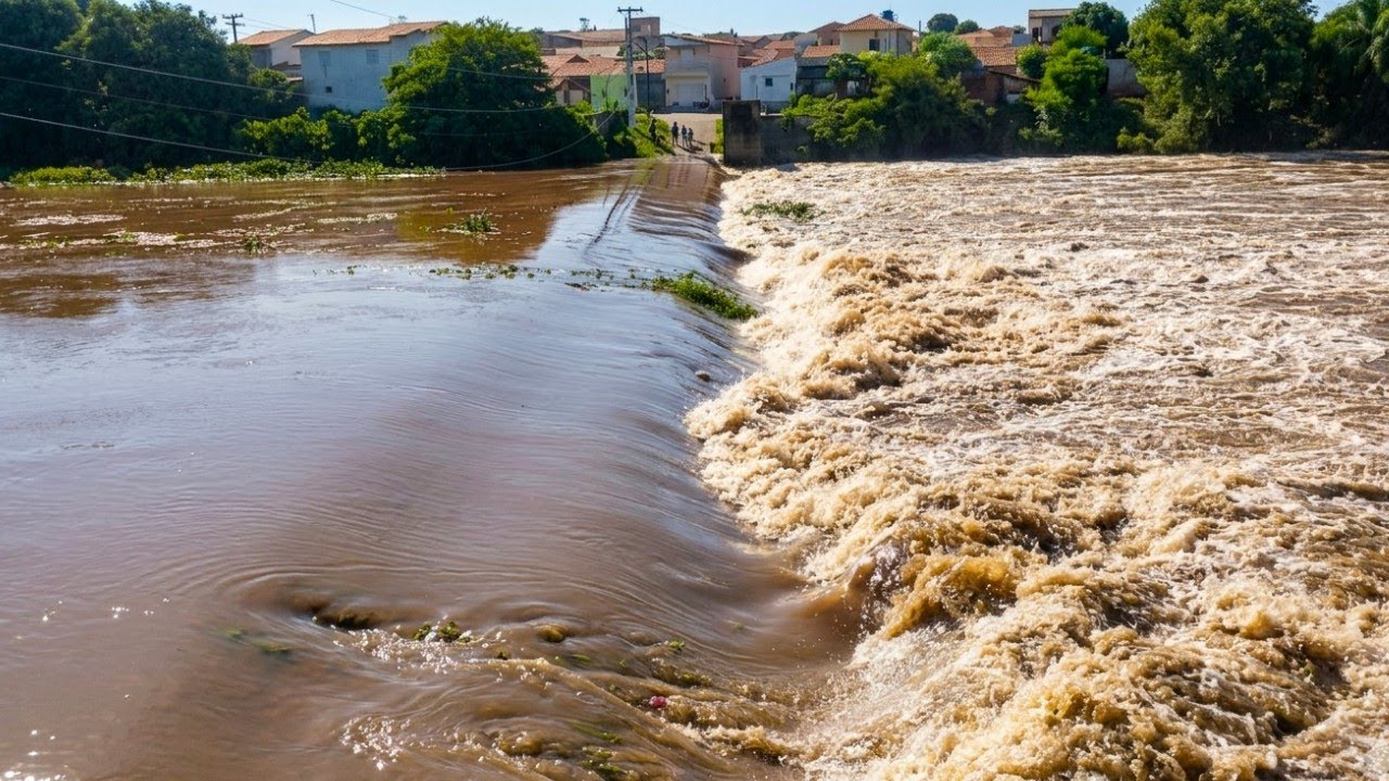 🚨 ALERTA! A MAIOR CHEIA DO ANO ENGOLIU O RIO SALGADO HOJE EM LAVRAS DA MANGABEIRA! 