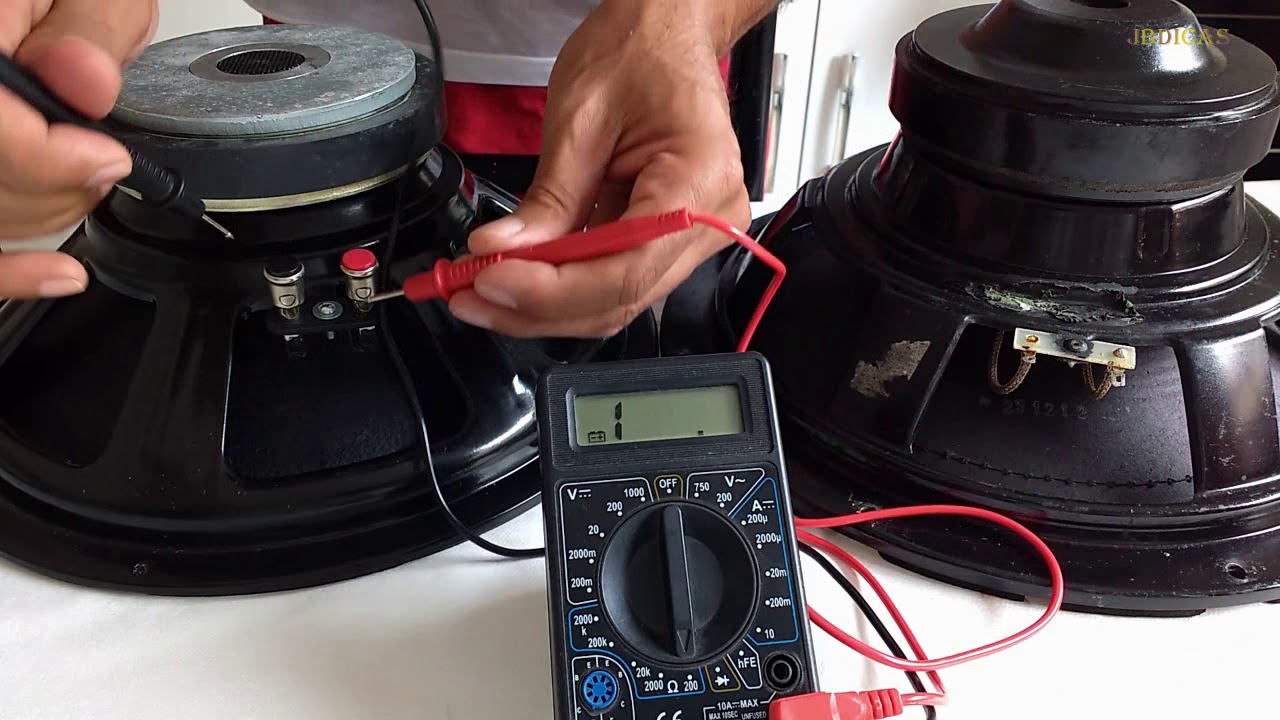 Como descobrir a imped&acirc;ncia do alto falante.