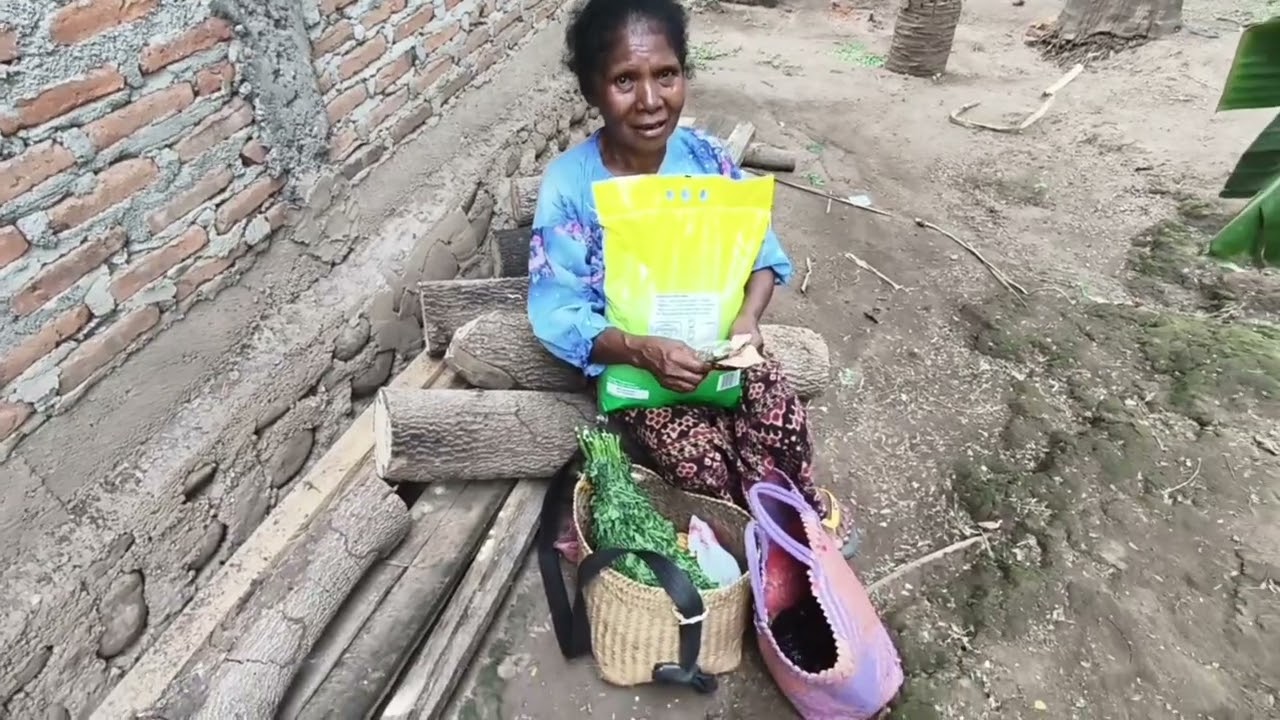 (BERSEDEKAH) MAMA JUALAN DI KOMPLEKS & DI PASAR, KERJA KERAS DEMI MENDAPAT UANG DAN BERTAHAN HIDUP..