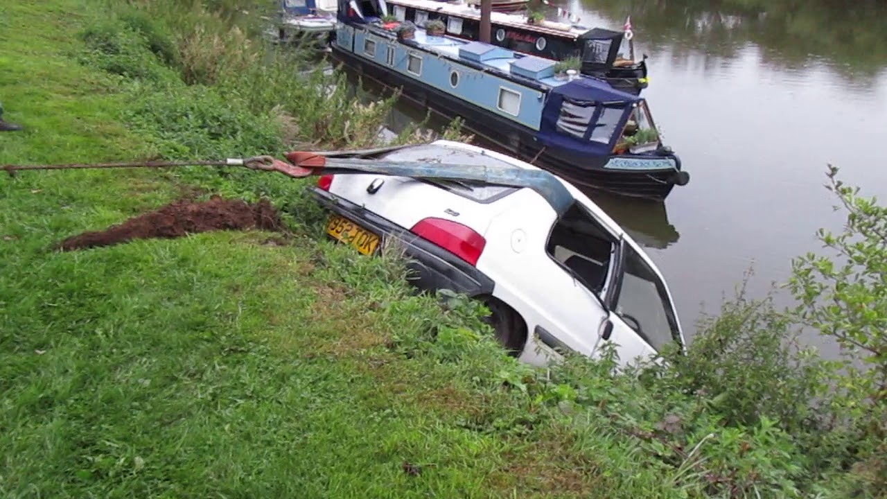 Car recovery from the river Severn
