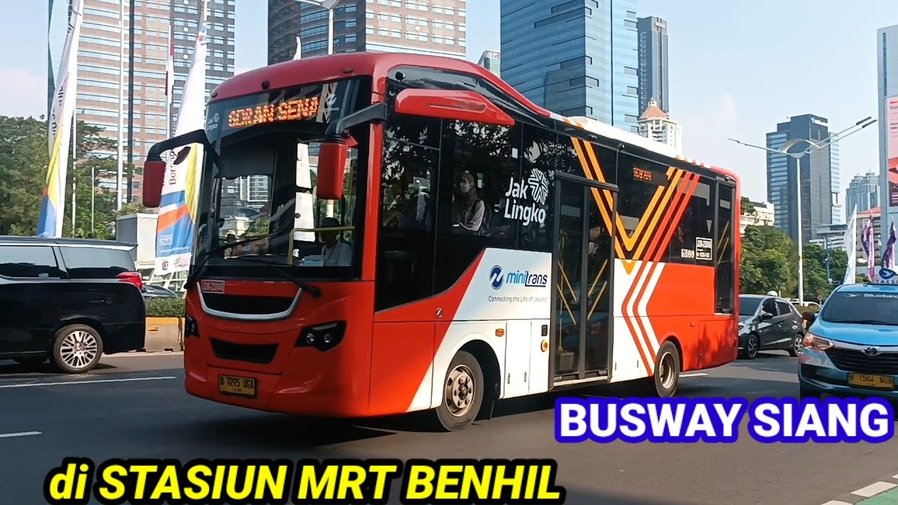 TRANSJAKARTA SIANG MELINTAS di DEPAN STASIUN MRT BENHIL saat JAM SIBUK SIANG‼️JAM 3 SIANG
